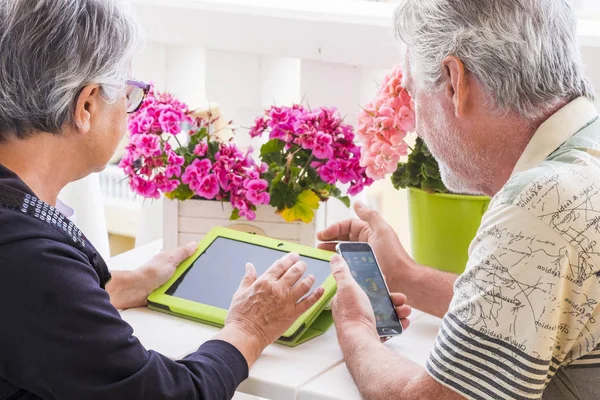 Adulto Pareja Personas Mayores Utilizando Tableta Teléfono Inteligente Terraza Casa —  Fotos de Stock