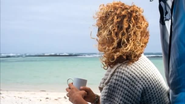 Kahve Ile Plajda Otururken Kıvırcık Saçlı Kadın — Stok video