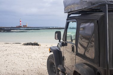 Sahilde Deniz arka plan üzerinde siyah araba yakın çekim