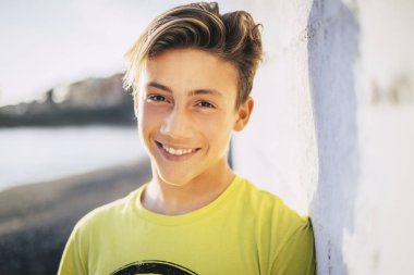 Açık havada poz gülümseyen genç portresi