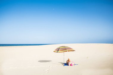 renkli şapka rahatlatıcı plaj tatil sırasında kadında