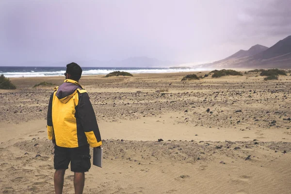 Visão Traseira Viajante Masculino Praia Com Tablet — Fotografia de Stock