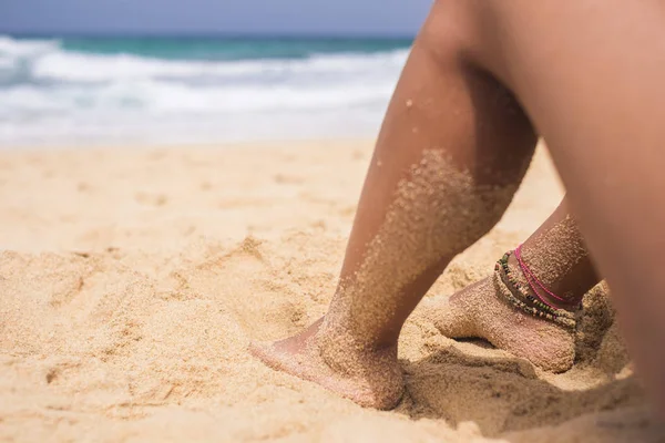 Zbliżenie Kobieta Nogi Relaks Plaży Żółty Piasek — Zdjęcie stockowe