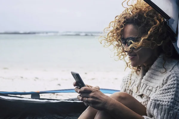 Woman Sitting Tent Using Smartphone — Stock Photo, Image