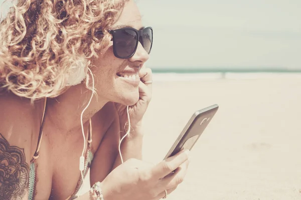 在沙滩上欣赏音乐的女人 — 图库照片