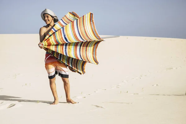 Adolescente Che Gioca Con Ombrellone Spiaggia — Foto Stock