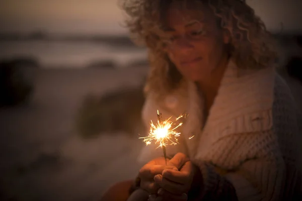 Femeie Care Uită Lumina Strălucitoare Foc Plajă — Fotografie, imagine de stoc