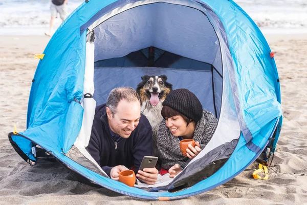 Paar Vergnügt Sich Zelt Kostenlosen Zelten Strand Mit Hund Und — Stockfoto