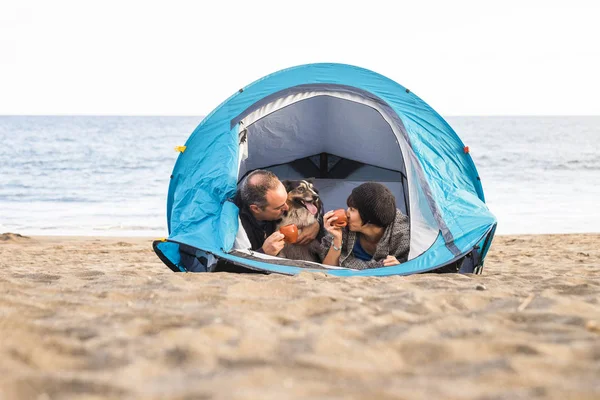 Paar Vergnügt Sich Zelt Kostenlosen Zelten Strand Mit Hund — Stockfoto