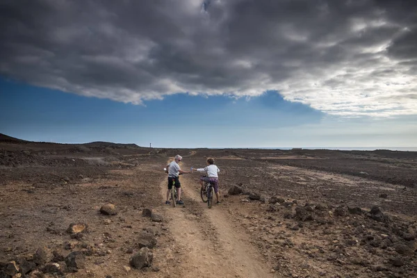 Pareja Jinetes Montaña Envejecidos Carretera Terrestre Actividad Ocio Aire Libre — Foto de Stock