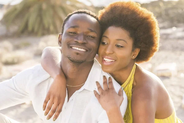 Feliz Casal Africano Abraçando Praia Temporada Verão — Fotografia de Stock