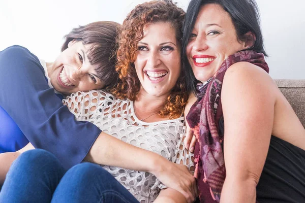 Mulheres Alegres Sentado Abraçando Sofá Casa — Fotografia de Stock