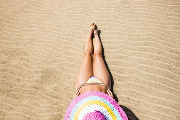 Γυναίκα Πολύχρωμο Καπέλο Χαλαρώνοντας Στην Παραλία Κατά Διάρκεια Διακοπών — Φωτογραφία Αρχείου