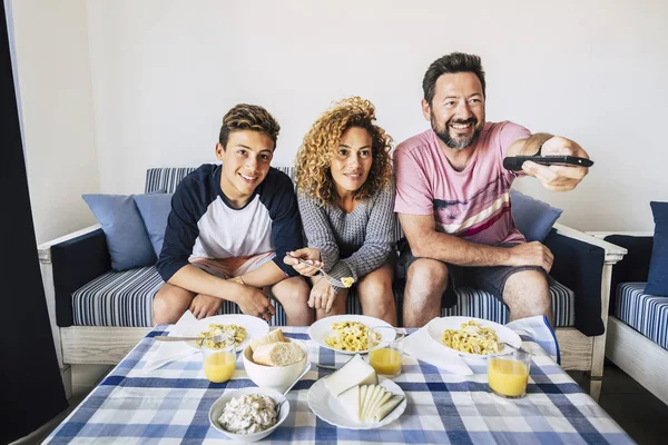 Feliz Alegre Família Caucasiana Almoçando Juntos Casa Enquanto Assiste — Fotografia de Stock