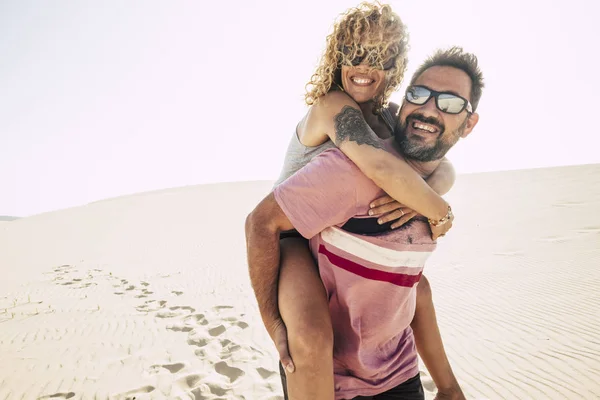 Casal Apaixonado Divertindo Praia Férias — Fotografia de Stock