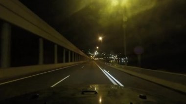 geceleri sokakta araba araba