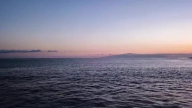 gün batımı arka plan üzerinde sakin deniz yüzeyinin havadan görünümü