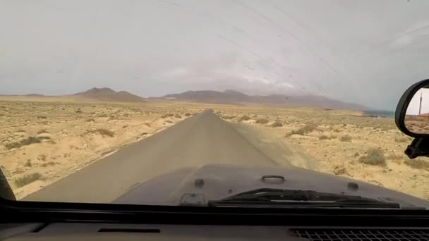 Voiture Conduite Sur Route Déserte Sur Fond Montagnes — Video