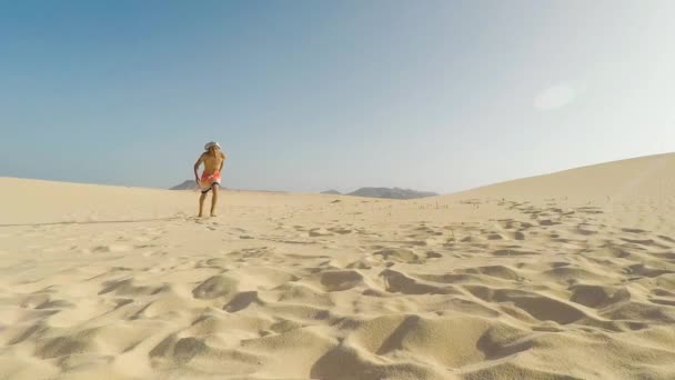 ビーチで砂でジャンプ少年のスローモーション — ストック動画