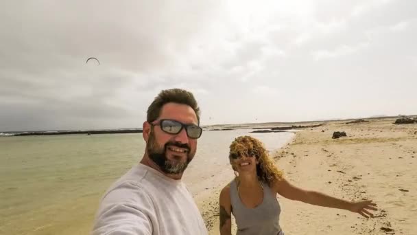 夫妇在海滩上玩海洋背景的乐趣 — 图库视频影像