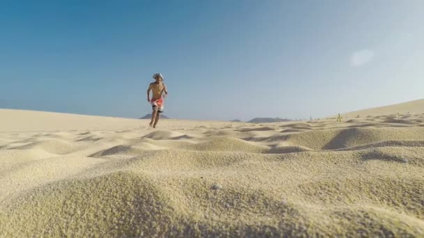 Cámara Lenta Niño Saltando Arena Playa — Vídeo de stock