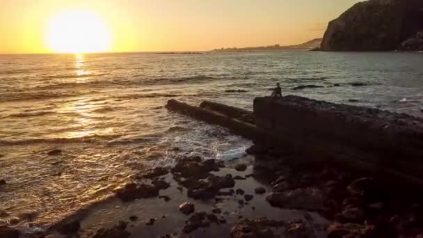 Mujer Sentada Muelle Atardecer — Vídeos de Stock