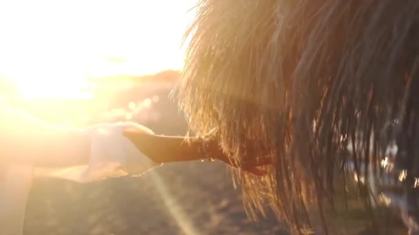 Mujer Tocando Paraguas Fresado Fondo Del Atardecer — Vídeos de Stock