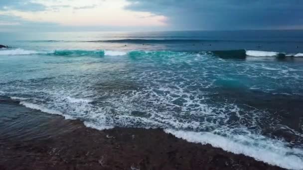 Blick Auf Die Wasseroberfläche Mit Meereswellen Bei Tag — Stockvideo