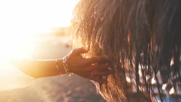 Mujer Tocando Paraguas Fresado Fondo Del Atardecer — Vídeos de Stock