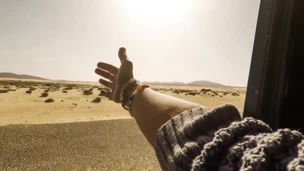 Mano Femenina Coger Viento Mientras Coche Mueve — Vídeo de stock