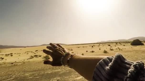 Mano Femenina Coger Viento Mientras Coche Mueve — Vídeo de stock