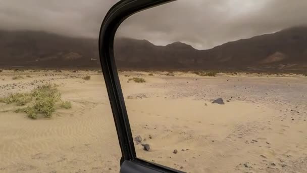 Vista Carro Deserto Montanhas Fundo Oceano — Vídeo de Stock