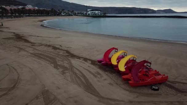 Vista Aérea Playa Con Catamaranes Sombrillas — Vídeos de Stock