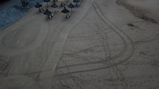 Luftaufnahme Vom Strand Mit Sonnenschirmen — Stockvideo