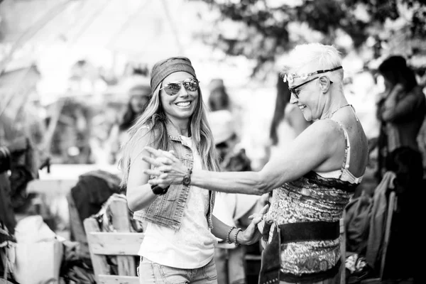 Foto Monocromática Mujeres Ropa Hippy Teniendo Fiesta Durante Día — Foto de Stock