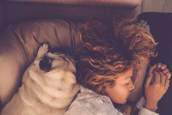 Kvinna Som Sover Med Mops Hunden Hemma — Stockfoto