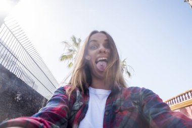 çılgın genç kadın selfie smartphone alarak 