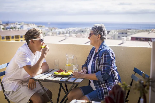 Sonriente Abuela Adolescente Desayunando Aire Libre —  Fotos de Stock