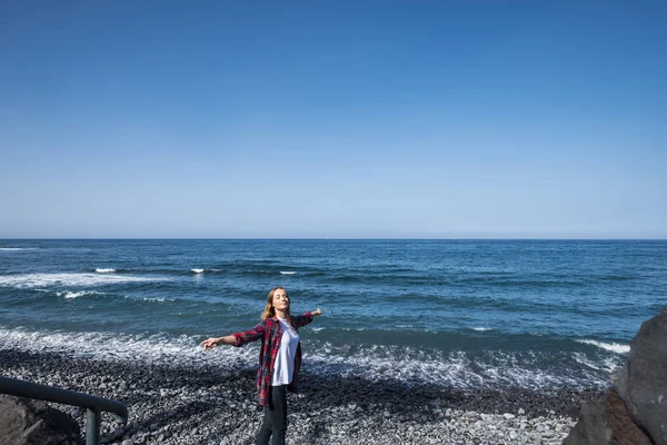 Молодая Женщина Наслаждается Отдыхом Пляже Летний День — стоковое фото