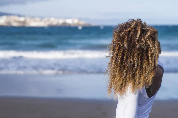 Capelli Ricci Ragazza Donna Guardando Sul Mare Godendo Libertà — Foto Stock