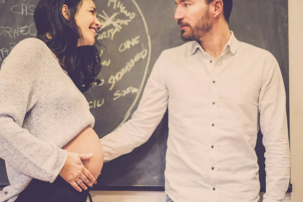 Paar Thuis Aanraken Van Buik Wachten Nieuwe Baby Komen Zwangere — Stockfoto