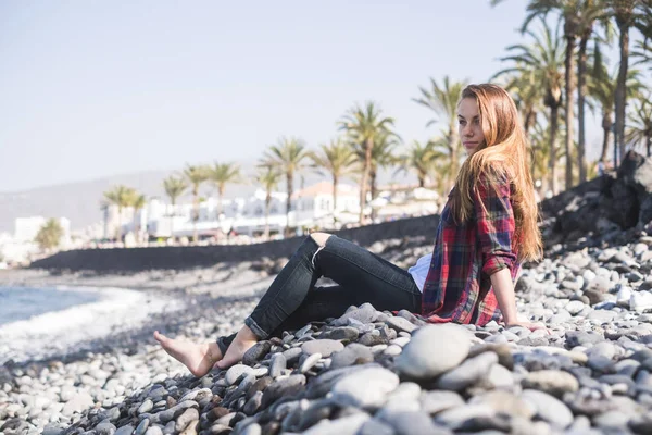 Giovane Donna Seduta Sulla Spiaggia Vicino All Oceano Godendo Vacanza — Foto Stock