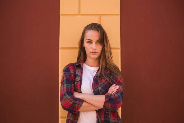 Retrato Jovem Mulher Fundo Parede Cor — Fotografia de Stock