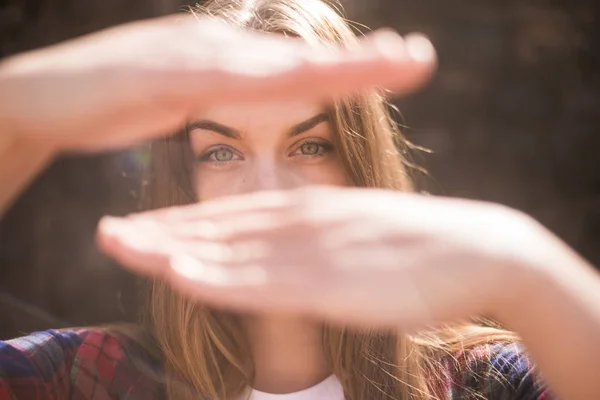 Retrato Jovem Mulher Com Olhos Azuis Com Mãos Frente Seu — Fotografia de Stock