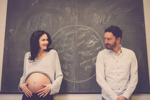 Paar Thuis Aanraken Van Buik Wachten Nieuwe Baby Komen Zwangere — Stockfoto