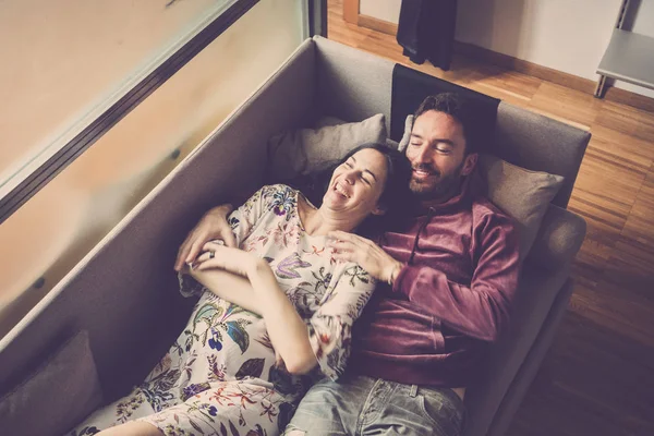 Junges Paar Liegt Auf Sofa Während Auf Ein Neues Baby — Stockfoto