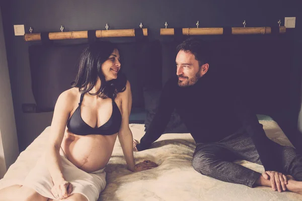 Ungt Par Liggende Sengen Mens Venter Baby Kommer Gravid Koncept - Stock-foto