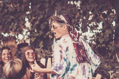 kutluyor ve having fun bio doğal hippi elbise genç kadınlarda yerleştirin