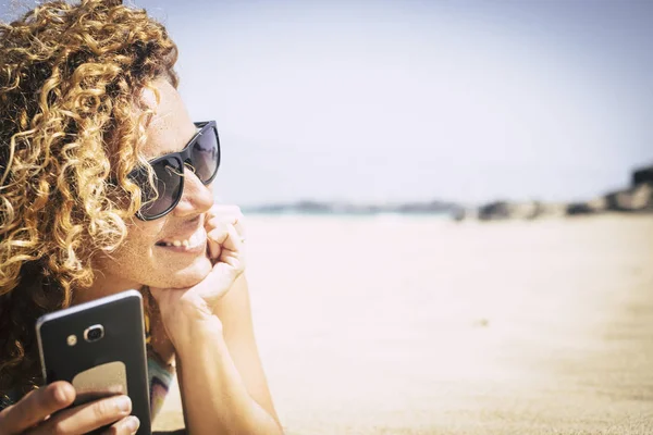 Woman Enjoying Beach While Listening Music — Stock Photo, Image