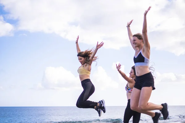 Группа Счастливых Подруг Прыгающих Пляже После Фитнес Сессии Открытом Воздухе — стоковое фото